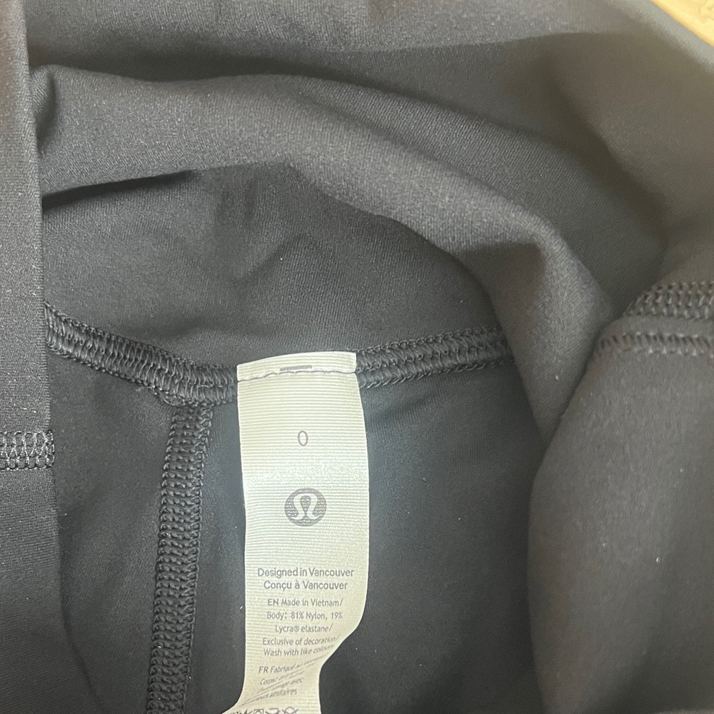lululemon athletica Women's Black Bike Shorts Sz 0 - Picture 3 of 3